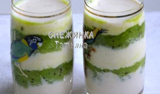 слоеный банановый смузи с пюре из киви и лайма