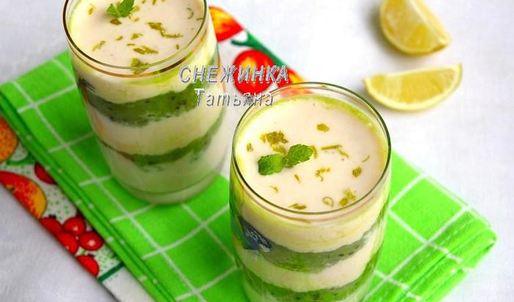 слоеный банановый смузи с пюре из киви и лайма