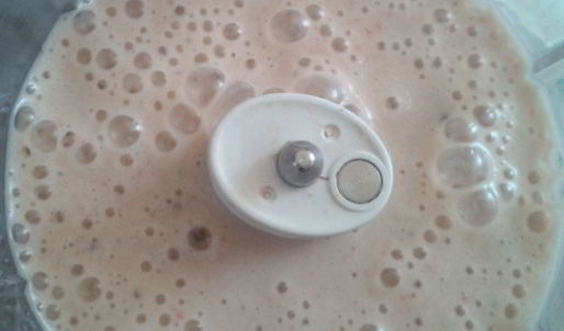 смузи из банана, киви, клубники и соевого молока