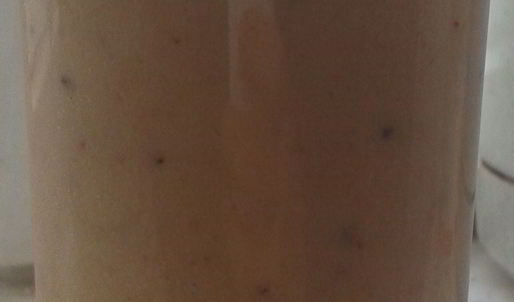 смузи из банана, киви, клубники и соевого молока