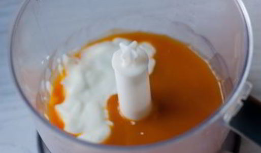 смузи из клубники, манго и апельсина