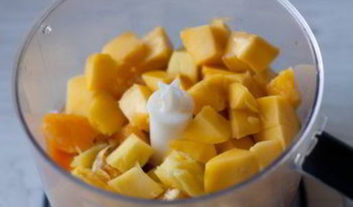 смузи из клубники, манго и апельсина