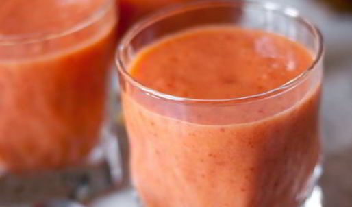 смузи из клубники, манго и апельсина