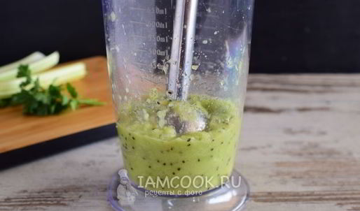 смузи из сельдерея, яблока и киви