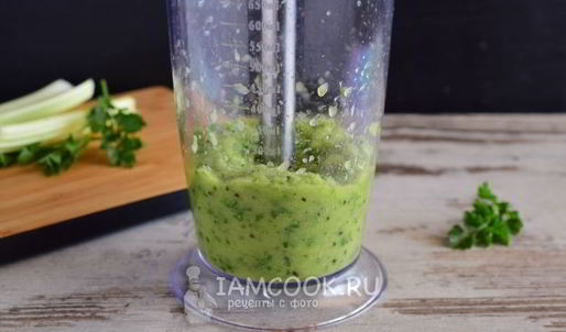 смузи из сельдерея, яблока и киви