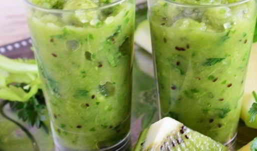 смузи из сельдерея, яблока и киви