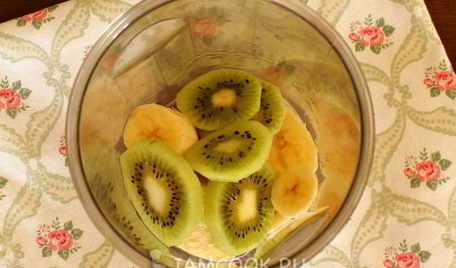 смузи с киви, бананом и молоком