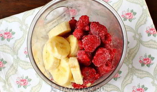 смузи с малиной и бананом