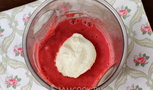 смузи с малиной и бананом