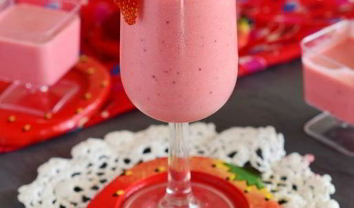 смузи с замороженной клубникой