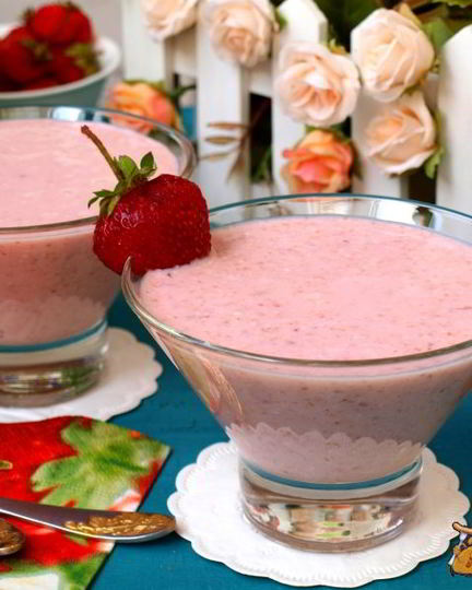 Рецепт творожного смузи с клубникой и бананом