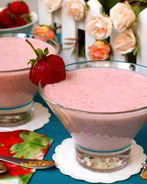 Творожный смузи с клубникой и бананом