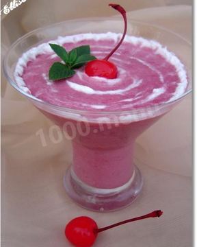 Вишневый смузи с йогуртом и овсяными хлопьями