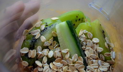 зеленый смузи с киви и огурцом