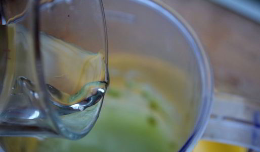 зеленый смузи с киви и огурцом