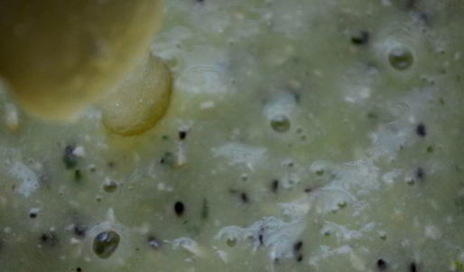 зеленый смузи с киви и огурцом