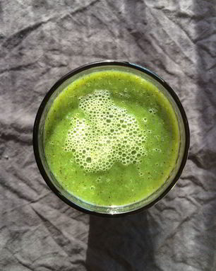 Зеленый смузи со шпинатом и киви