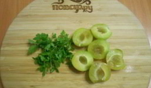 зеленый коктейль со сливой