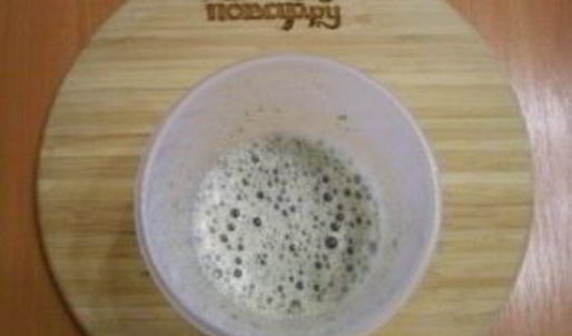 зеленый коктейль со сливой