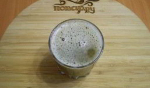 зеленый коктейль со сливой