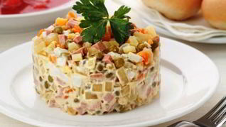 Салаты с колбасой