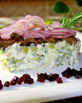 Домашний салат с олениной и белыми грибами