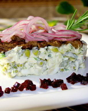 Домашний салат с олениной и белыми грибами