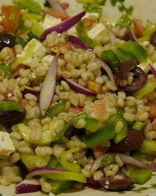 Греческий салат с перловкой