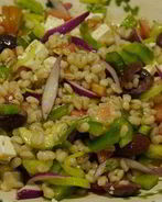 Греческий салат с перловкой