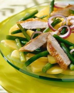 Картофельно-фасолевый салат с кусочками индейки