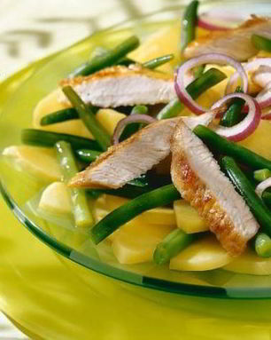 Картофельно-фасолевый салат с кусочками индейки