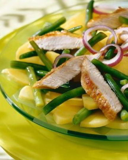 Рецепт картофельно-фасолевого салат с кусочками индейки