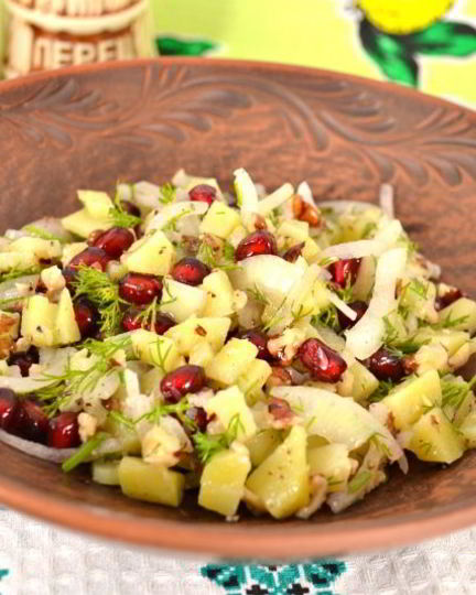 Рецепт картофельного салата с гранатом и грецкими орехами