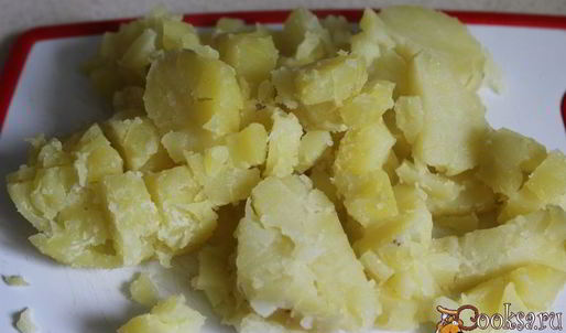 картофельный салат с красной рыбой и икрой