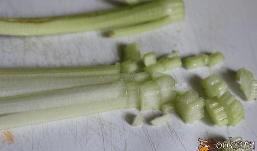 картофельный салат с красной рыбой и икрой