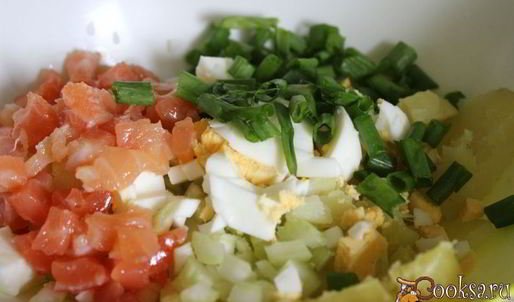 картофельный салат с красной рыбой и икрой