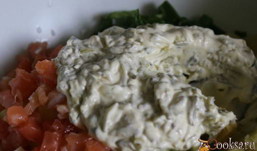 картофельный салат с красной рыбой и икрой