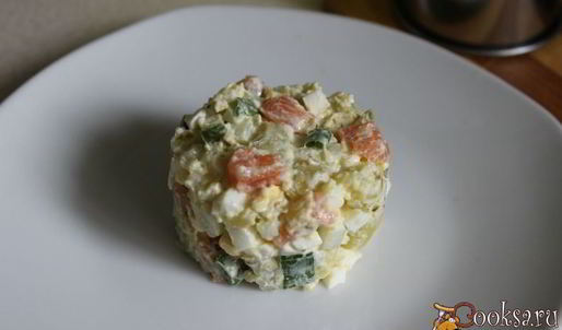 картофельный салат с красной рыбой и икрой