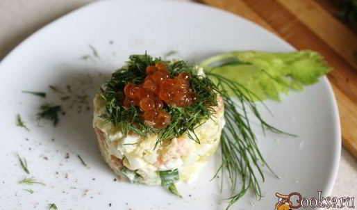 картофельный салат с красной рыбой и икрой