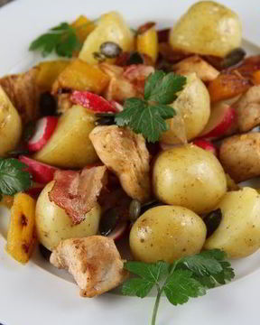 Картофельный салат с курицей, беконом и редисом