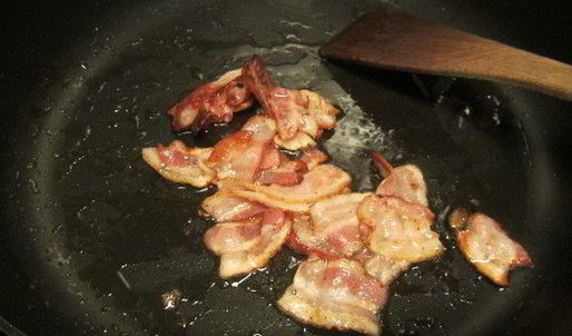 картофельный салат с курицей, беконом и редисом