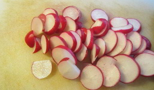 картофельный салат с курицей, беконом и редисом