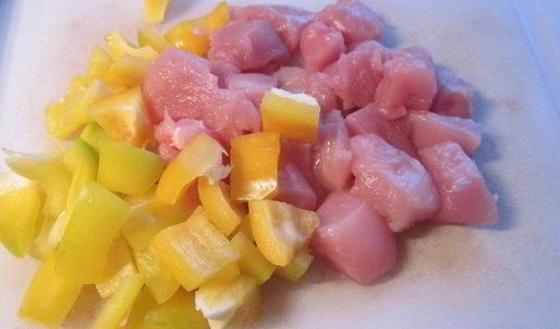 картофельный салат с курицей, беконом и редисом