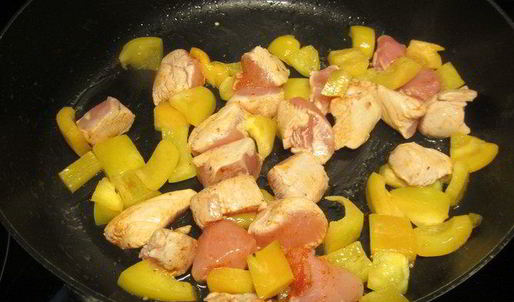 картофельный салат с курицей, беконом и редисом