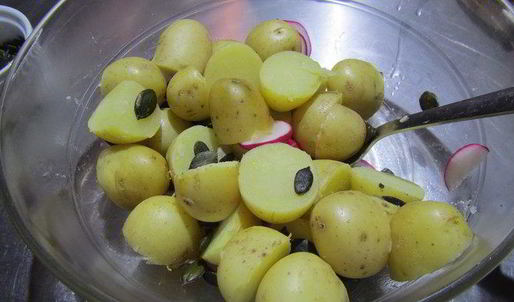 картофельный салат с курицей, беконом и редисом