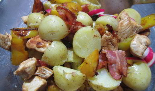 картофельный салат с курицей, беконом и редисом