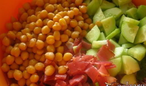 картофельный салат с нутом и беконом