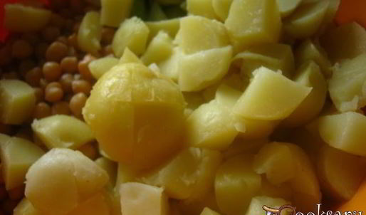 картофельный салат с нутом и беконом