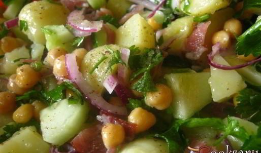 картофельный салат с нутом и беконом