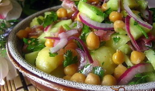 картофельный салат с нутом и беконом